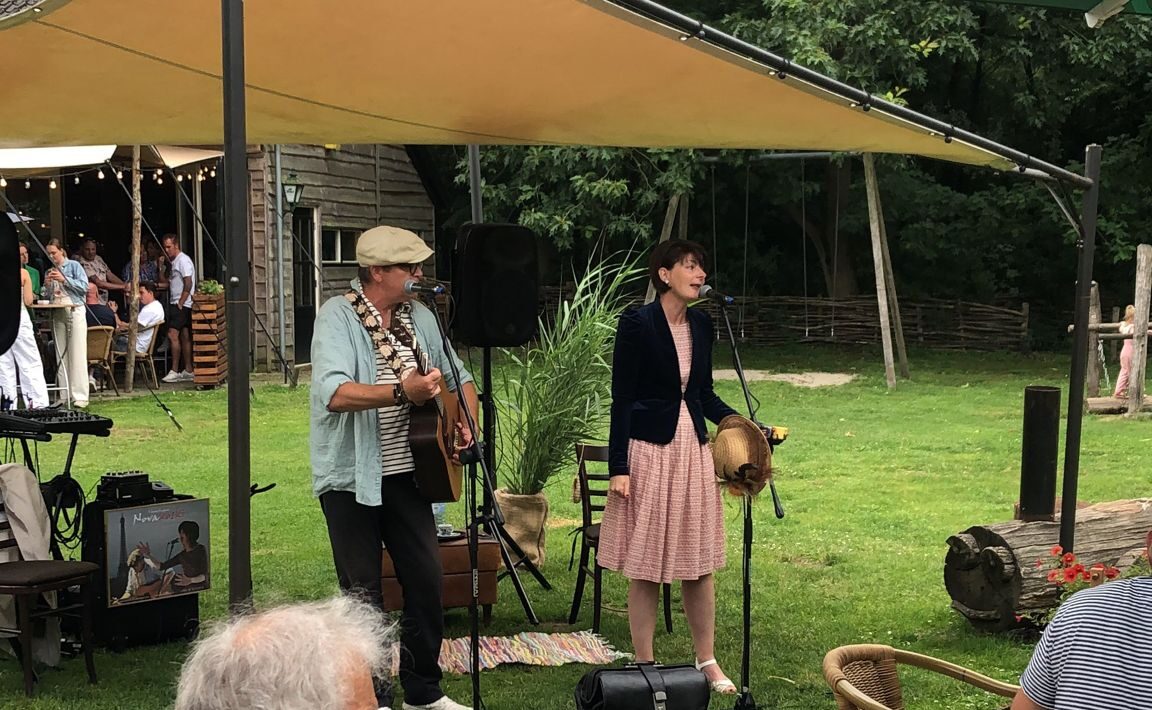 Franse man en vrouw geven ene optreden op het terras