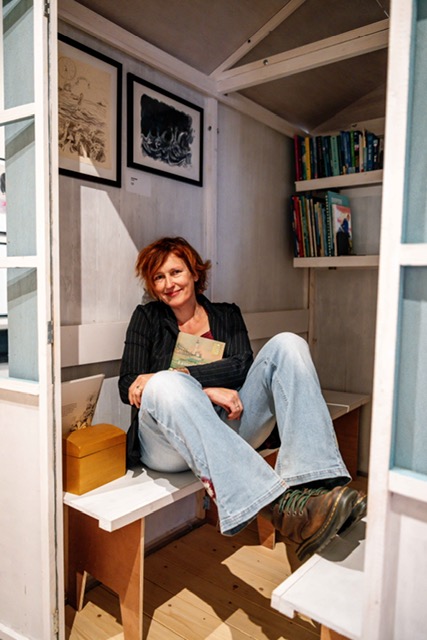 annet schaap zit lekker in het zonnetje