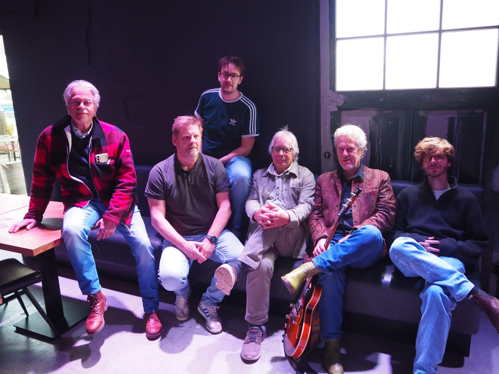 6 mannen die zitten op een bank