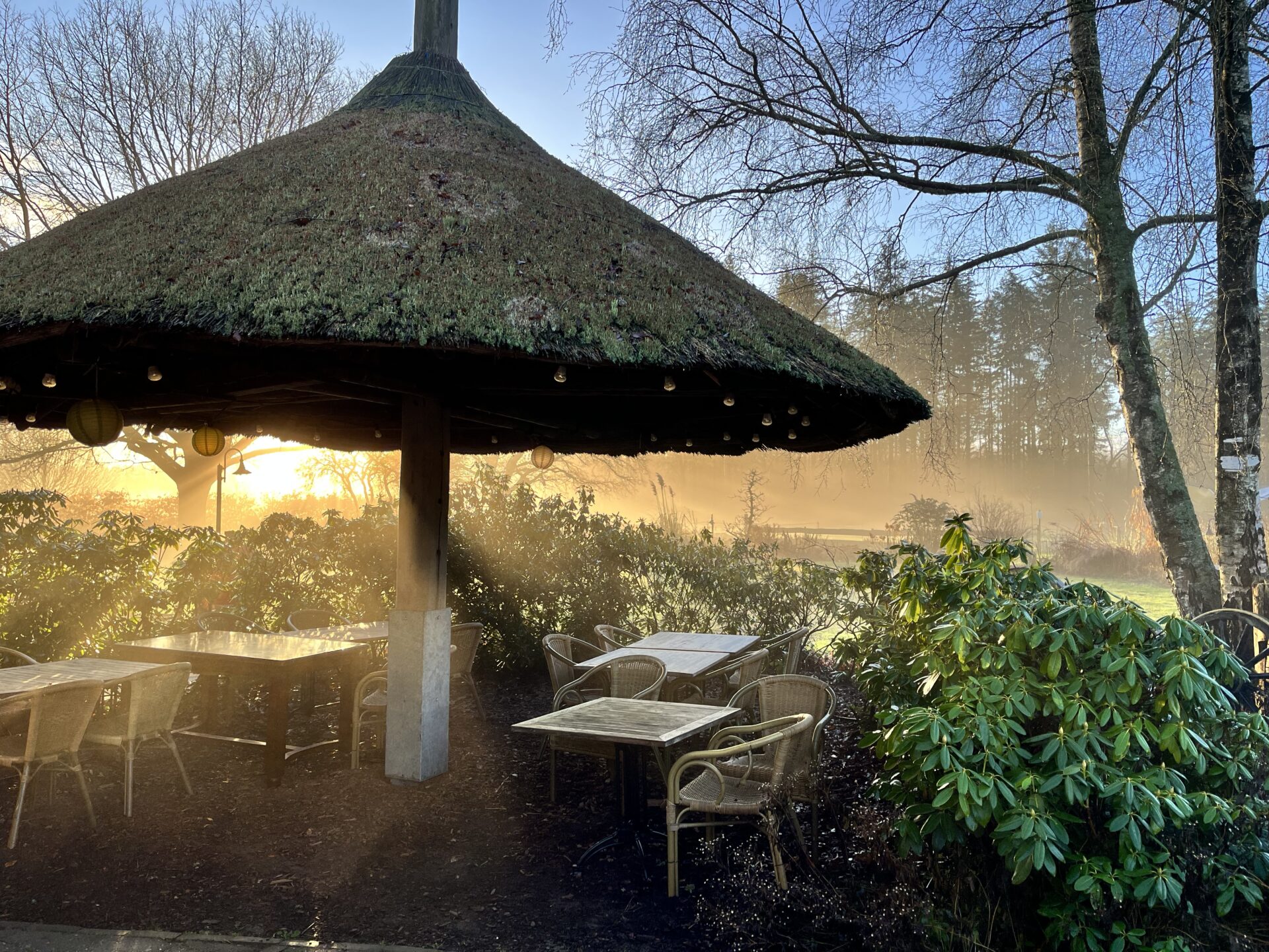 de hooimijt met een mooie opgaande zon in de mist