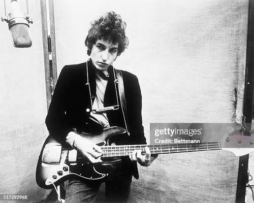 bob dylan met een gitaar in de hand
