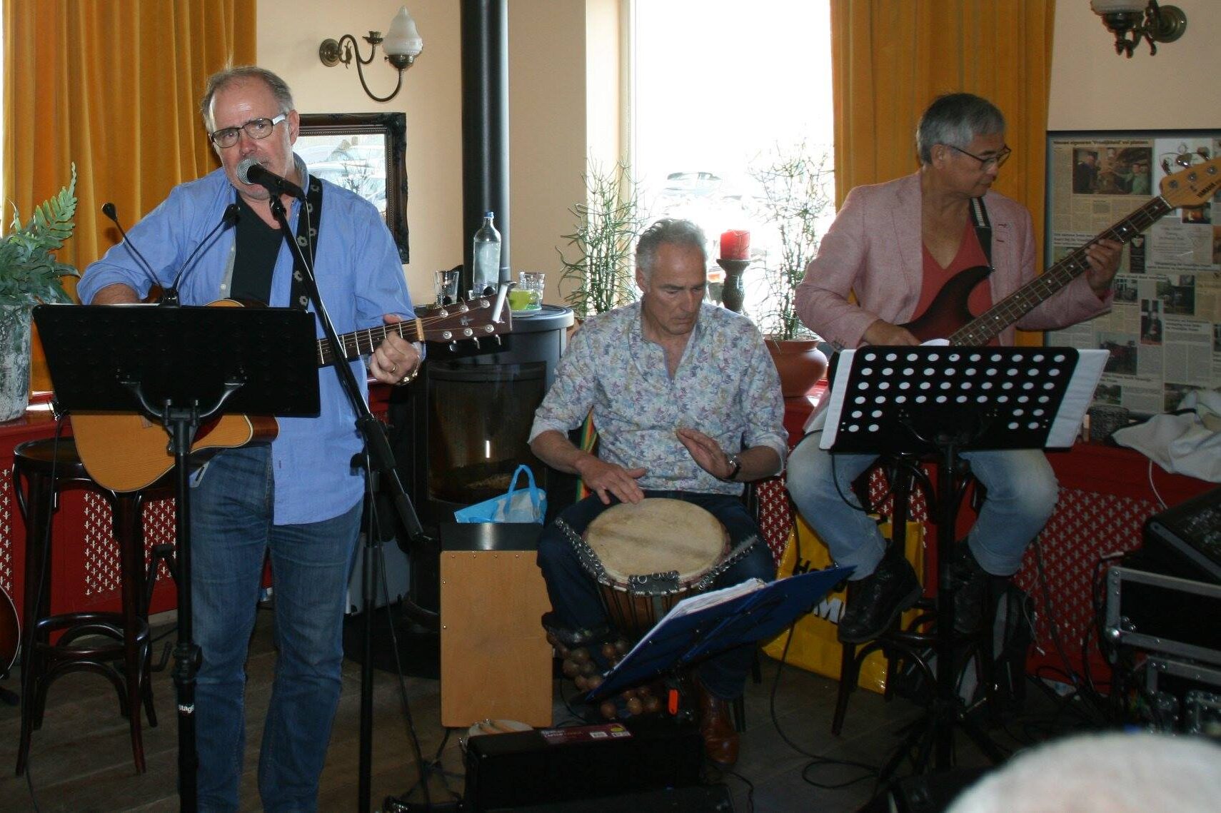 4 mannen bij de houtkackel met 3 gitaren en 1 jembe