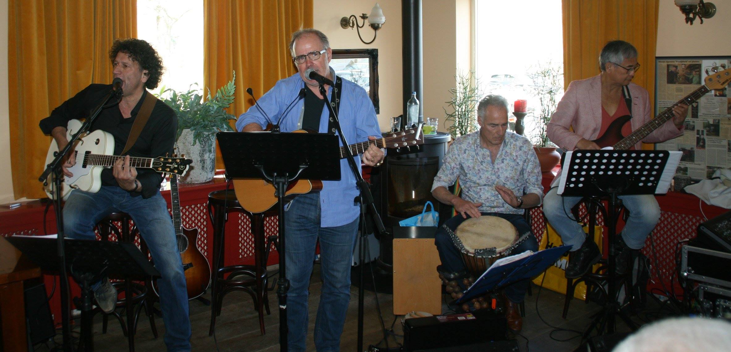4 mannen bij de houtkackel met 3 gitaren en 1 jembe