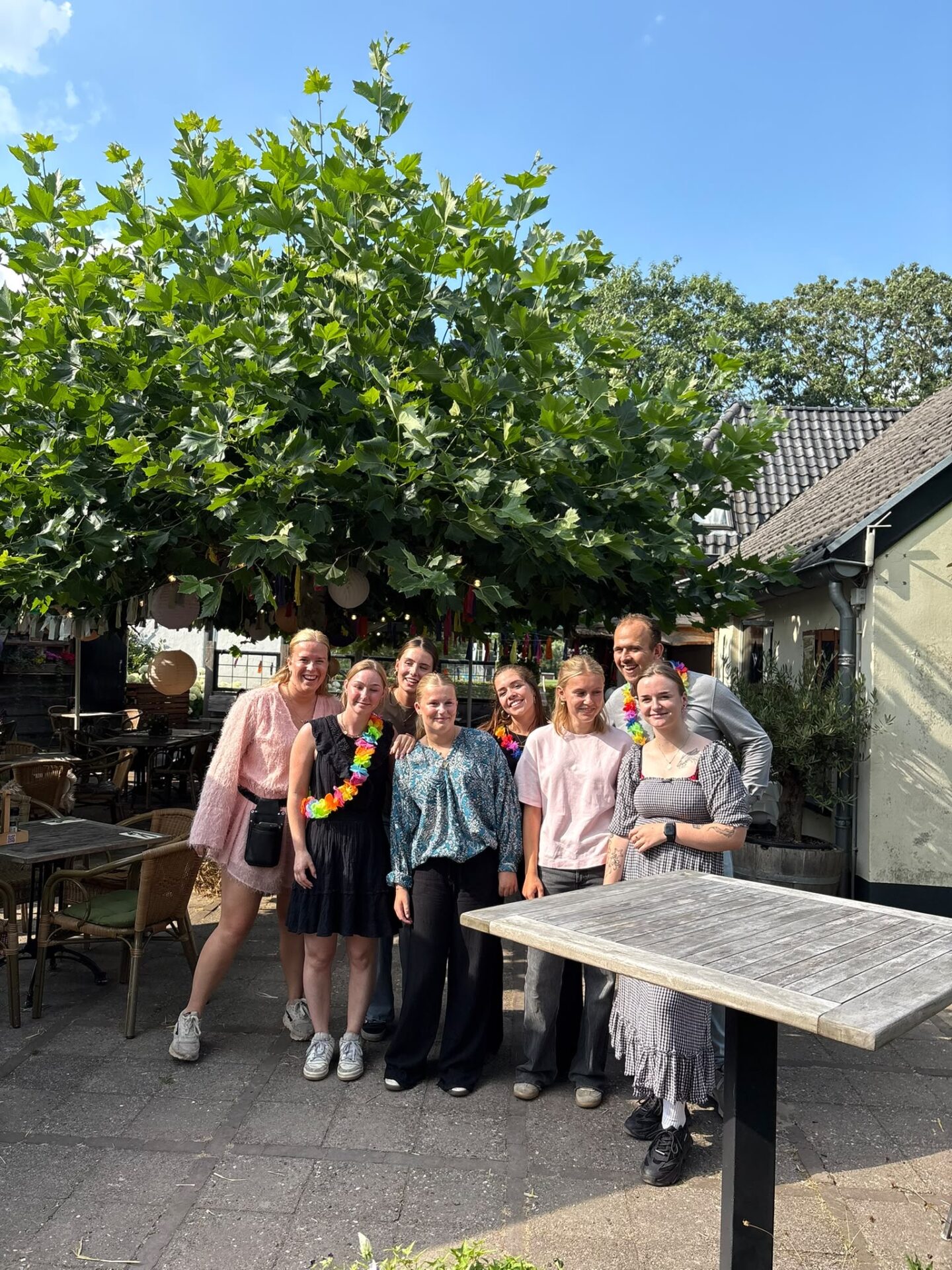 Personeel in feestelijke kleding tijdens ons Streetfood Festival