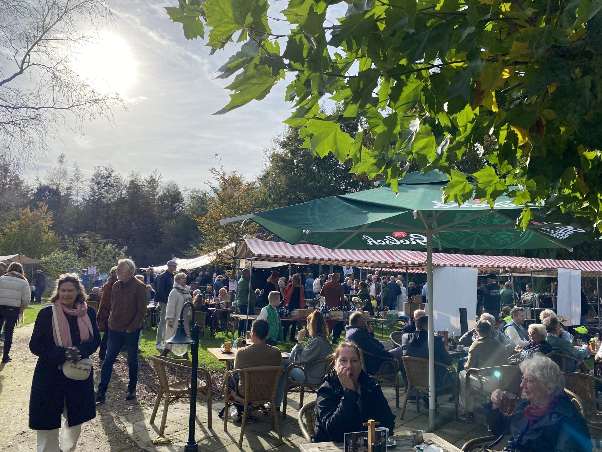 Vol terras en kraampjes op de achtergrond van het herfstfestival.