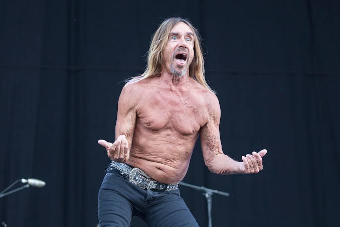 Iggy Pop op het podium met ontbloot bovenlichaam