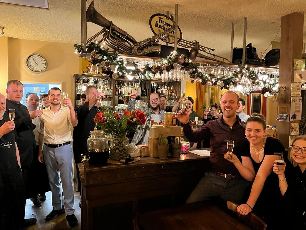 Personeel na een dag hard werken met kerst