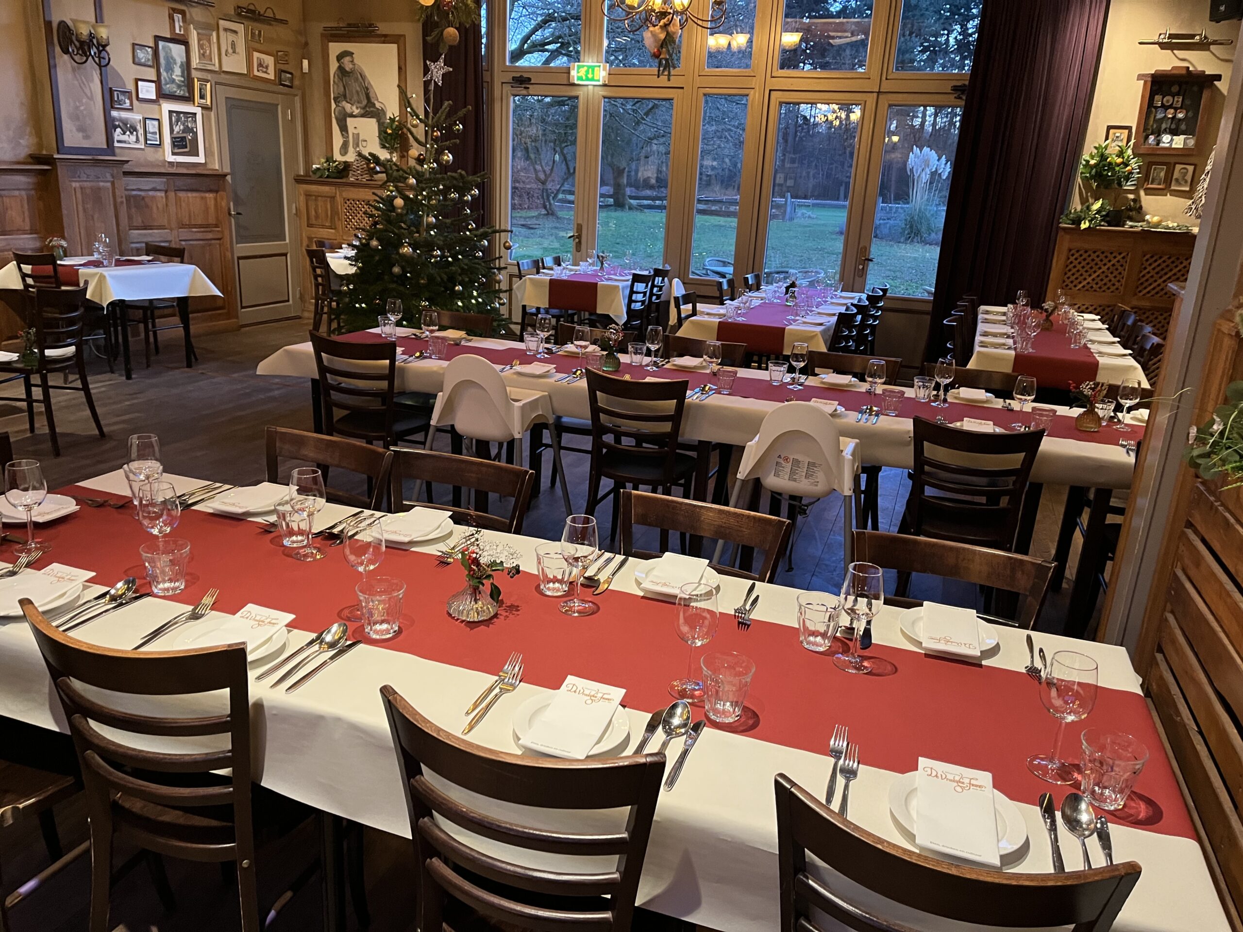 mooi gedekte tafel met een kerstboom op de achtergrond