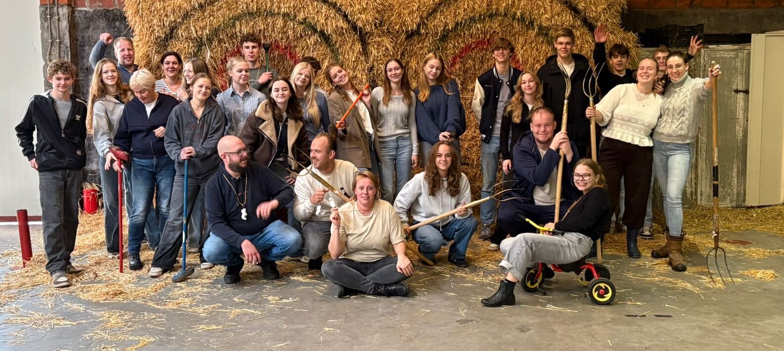 Personeels foto het hooibalen dartbort met hooivorken kinderfietsjes en andere atributen